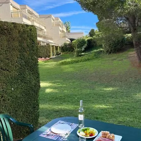 Rez-jardin Renove A Saint-raphael, Cote D'azur *