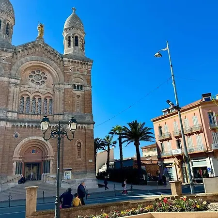 Rez-jardin Renove A Saint-raphael, Cote D'azur * Saint-Raphaël